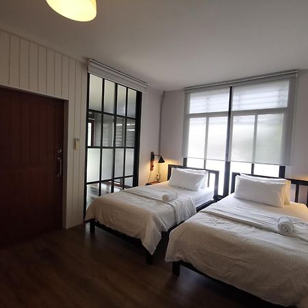 Liaw Base House Vandrarhem Bangkok Exteriör bild