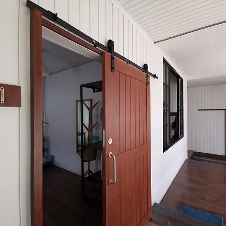Liaw Base House Vandrarhem Bangkok Exteriör bild
