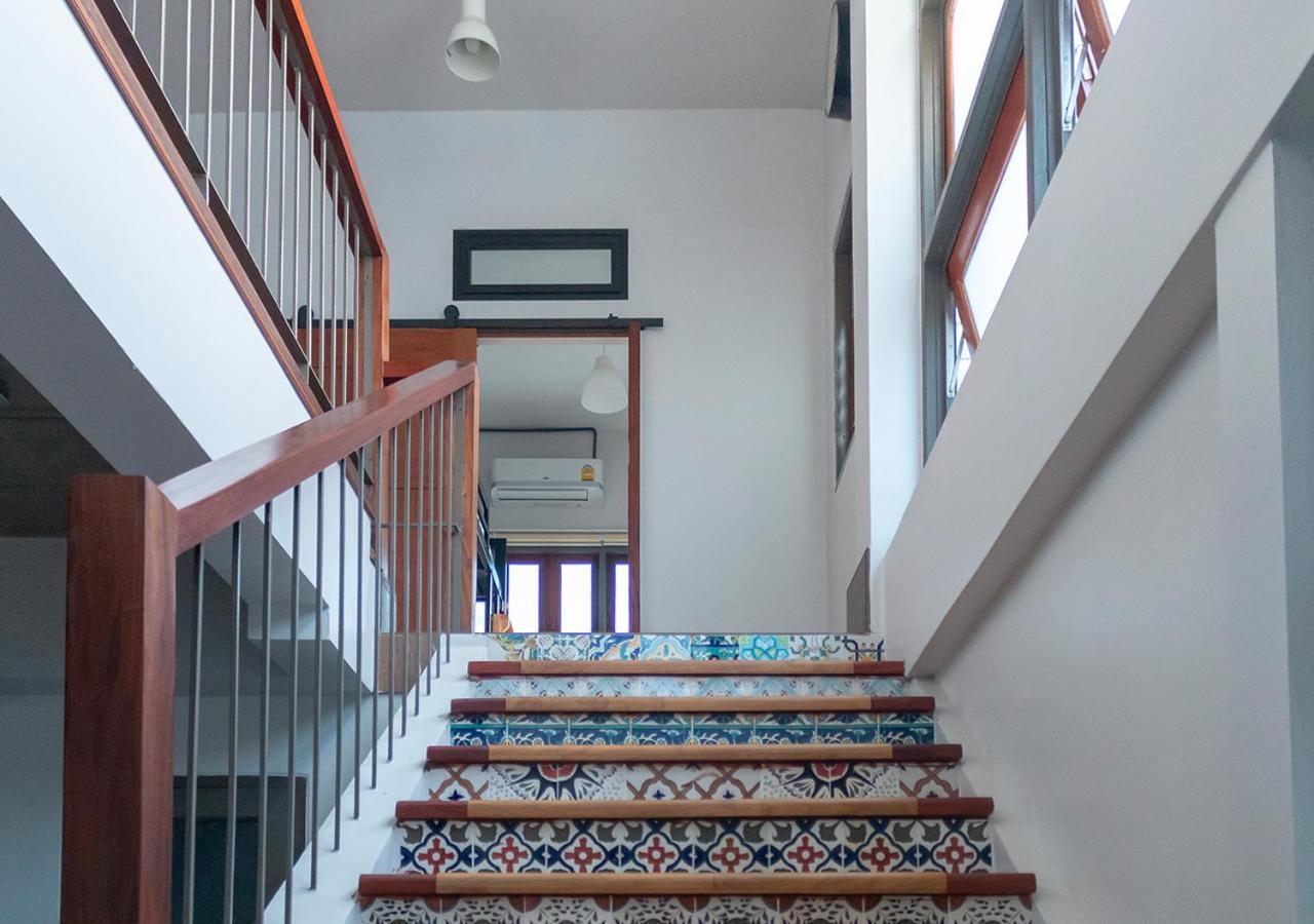Liaw Base House Vandrarhem Bangkok Exteriör bild