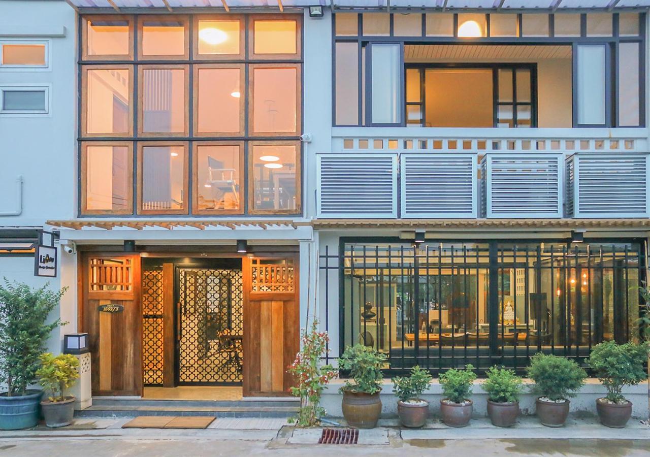 Liaw Base House Vandrarhem Bangkok Exteriör bild