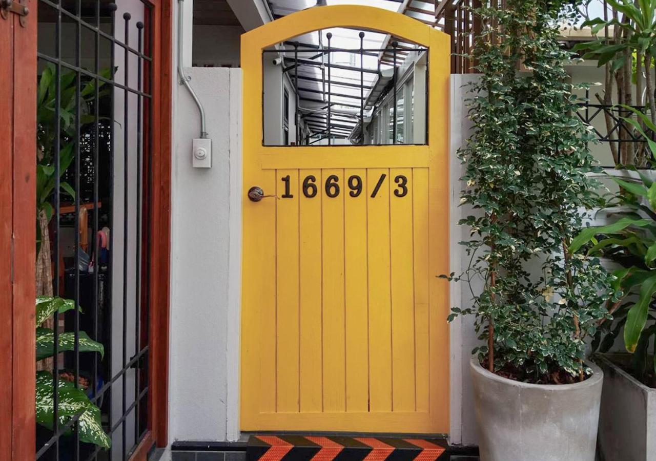 Liaw Base House Vandrarhem Bangkok Exteriör bild