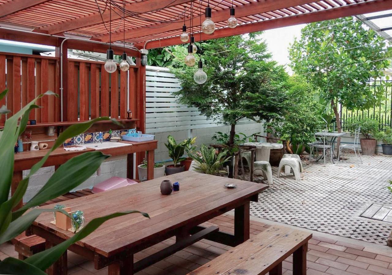 Liaw Base House Vandrarhem Bangkok Exteriör bild