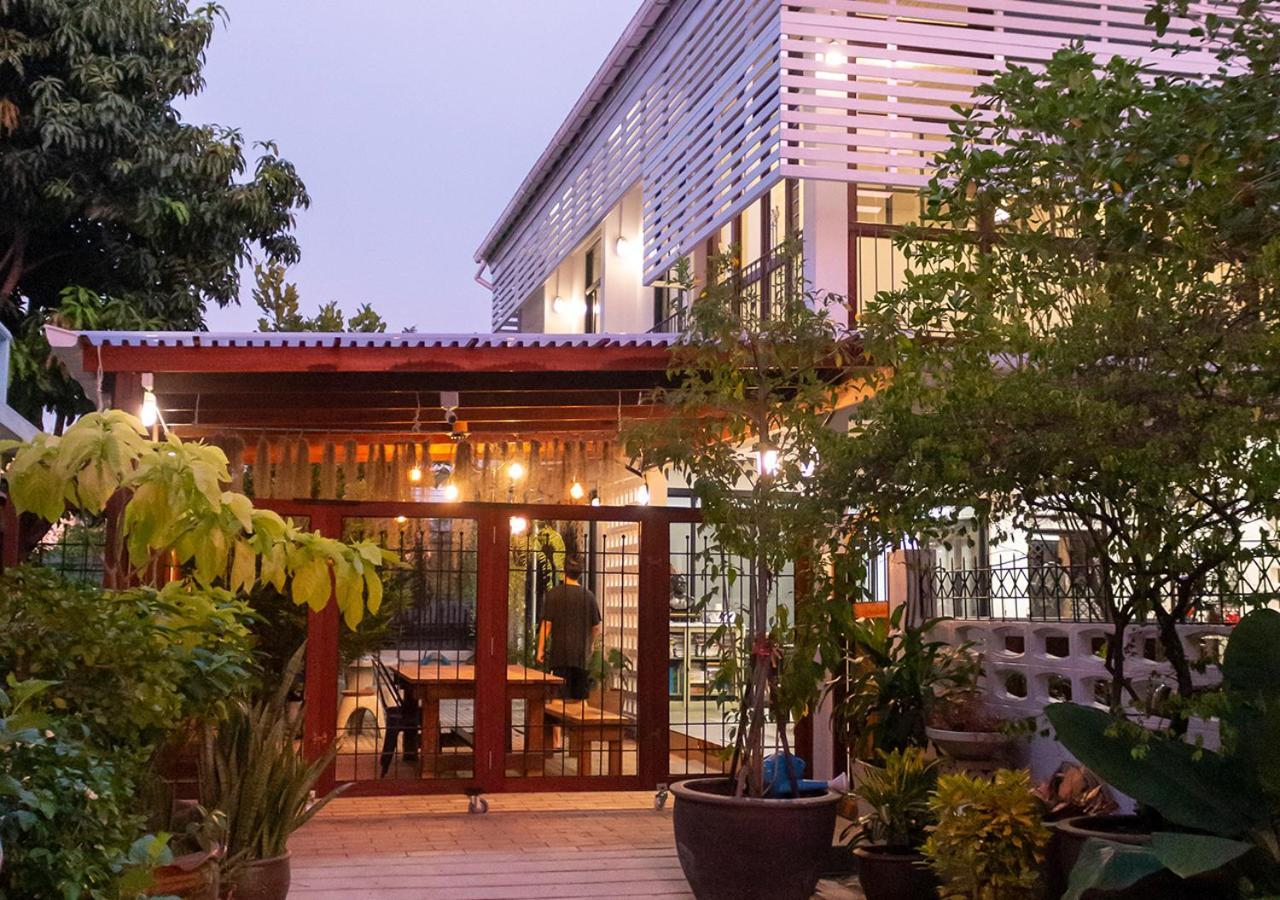 Liaw Base House Vandrarhem Bangkok Exteriör bild