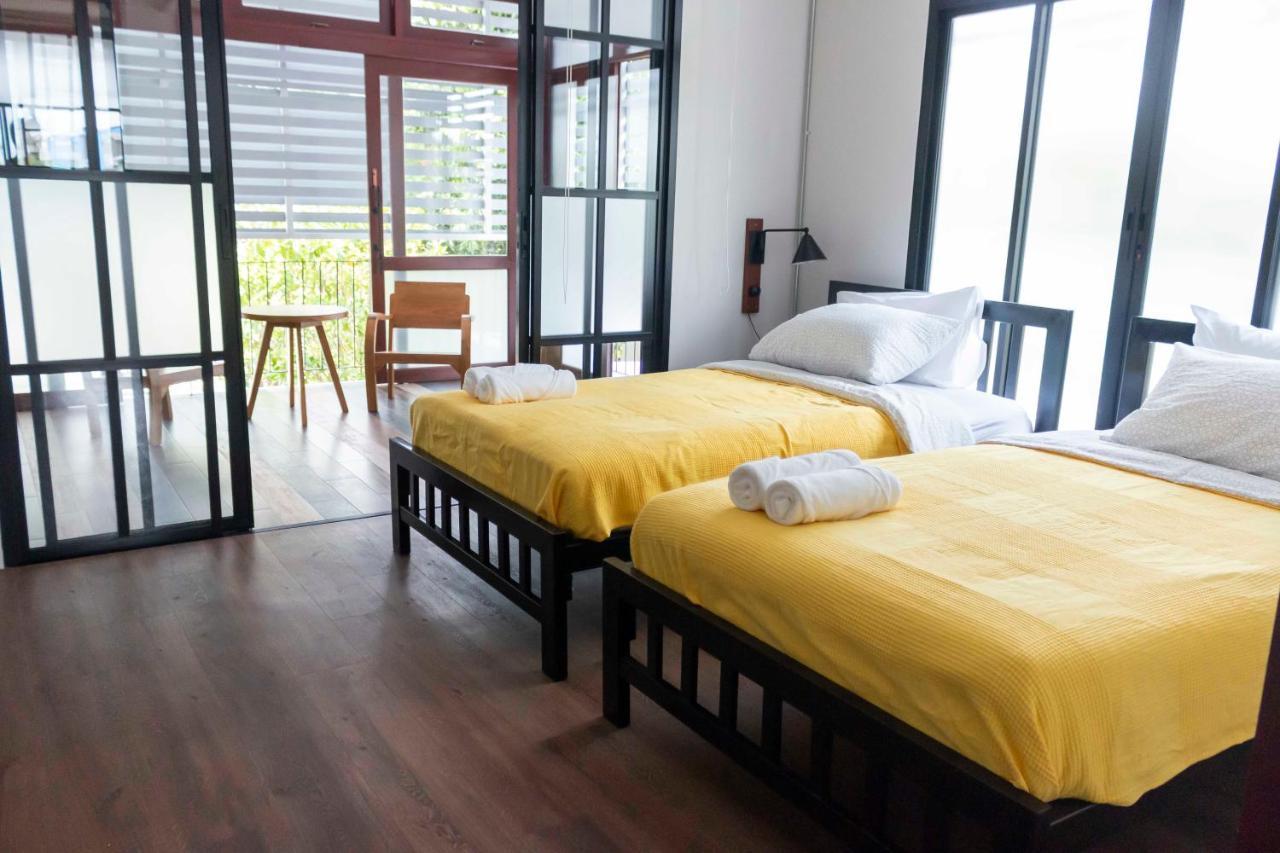 Liaw Base House Vandrarhem Bangkok Exteriör bild