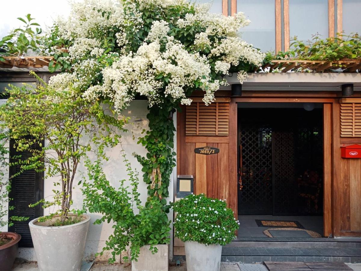 Liaw Base House Vandrarhem Bangkok Exteriör bild