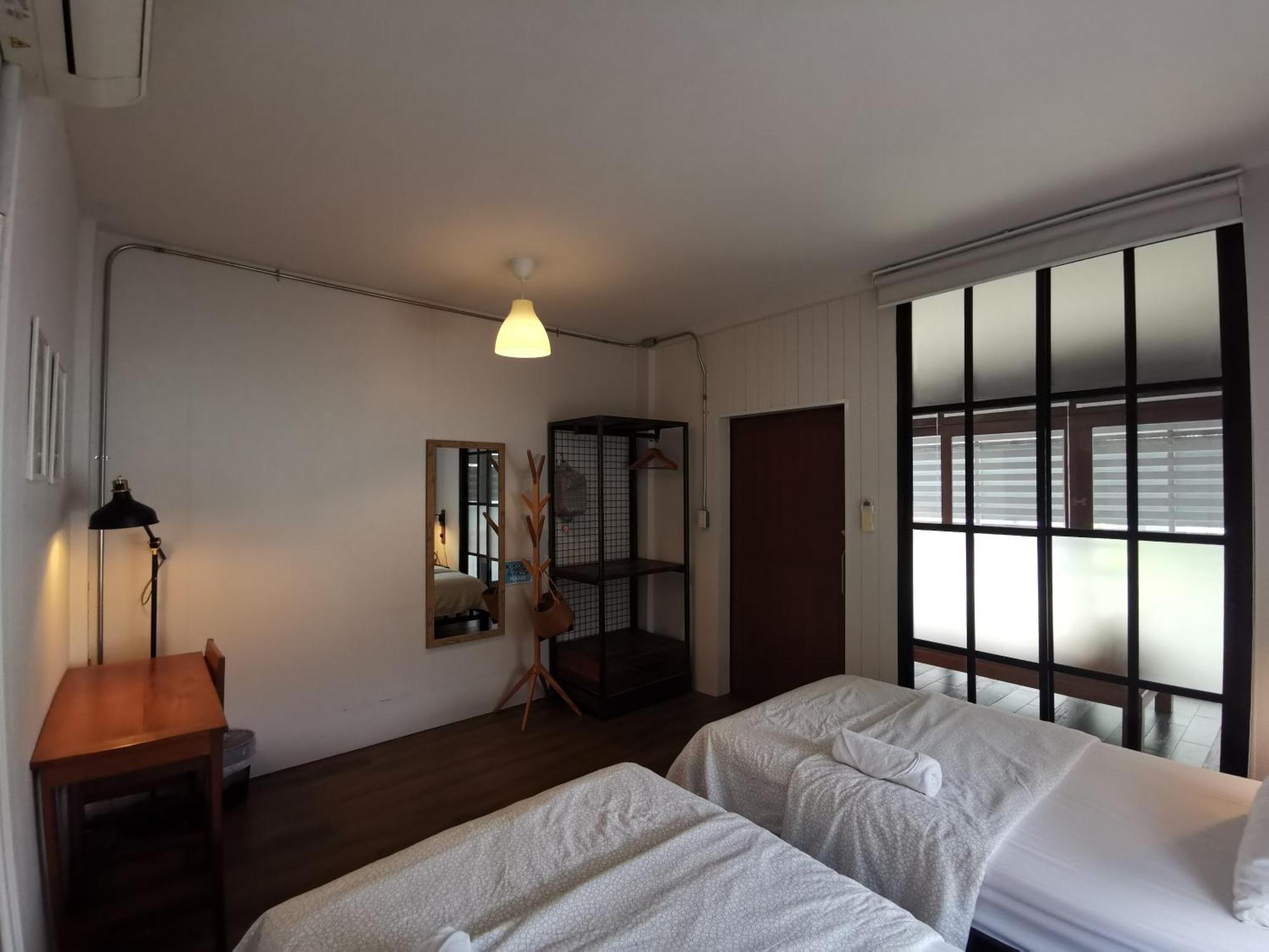 Liaw Base House Vandrarhem Bangkok Exteriör bild
