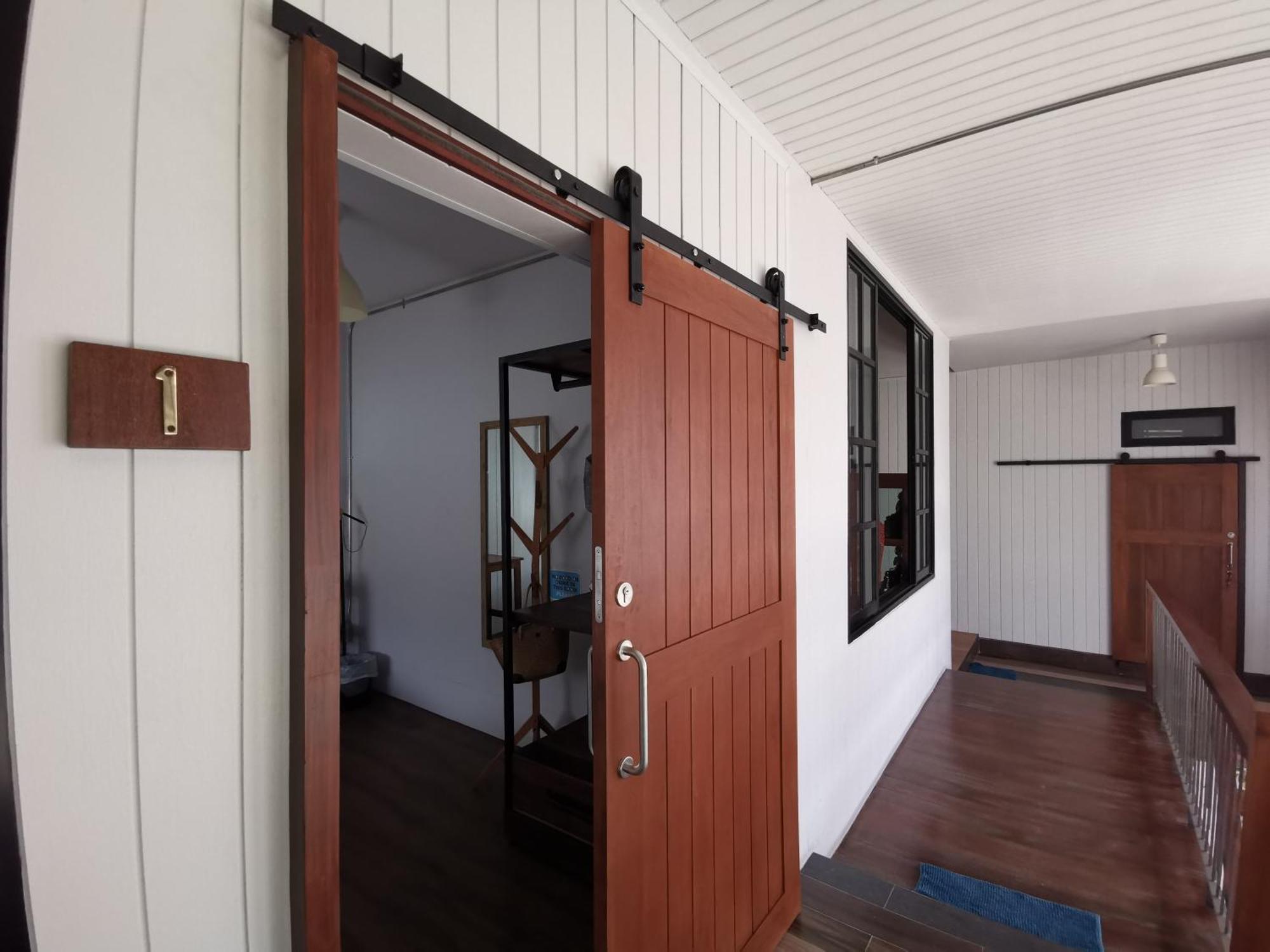 Liaw Base House Vandrarhem Bangkok Exteriör bild
