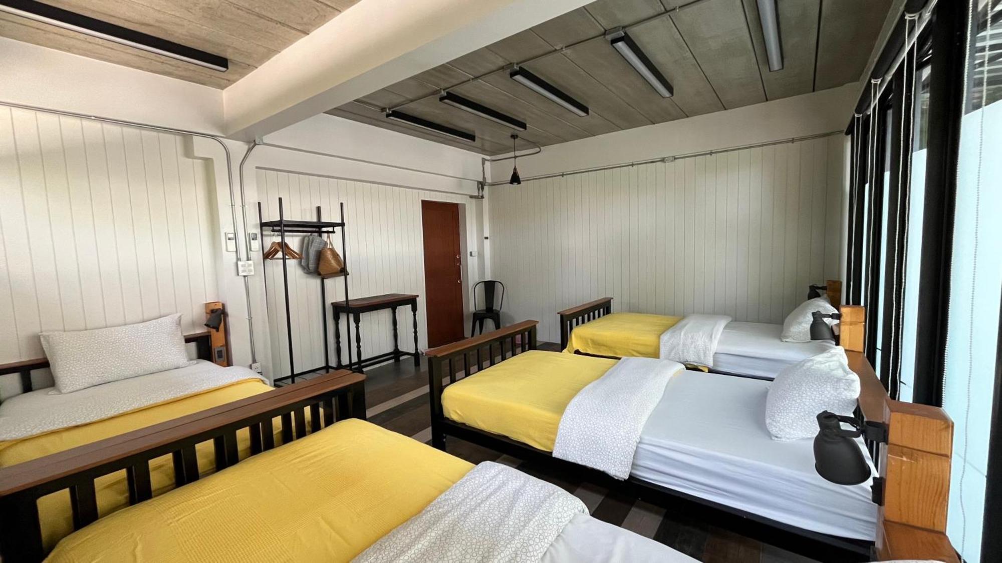 Liaw Base House Vandrarhem Bangkok Exteriör bild